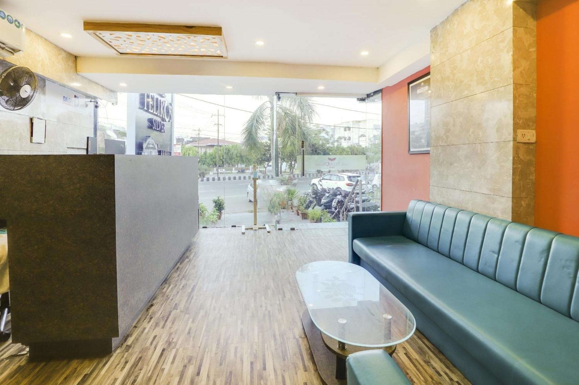 Oyo Hotel Dash Vadodara Exterior photo