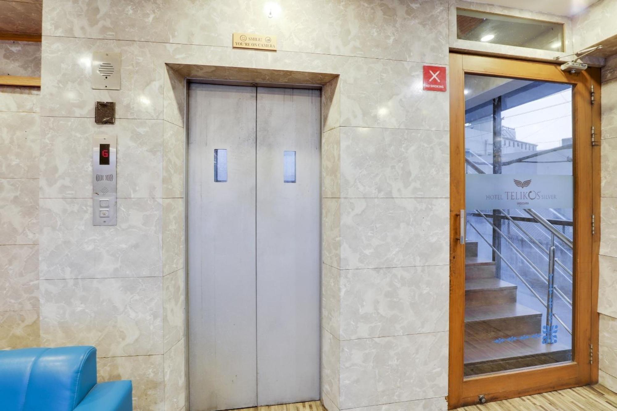 Oyo Hotel Dash Vadodara Exterior photo